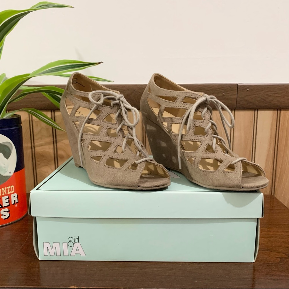 NIB MIA Girl Quincy Faux Suede Wedge Heel Sandal Sand Dirty (9.5)